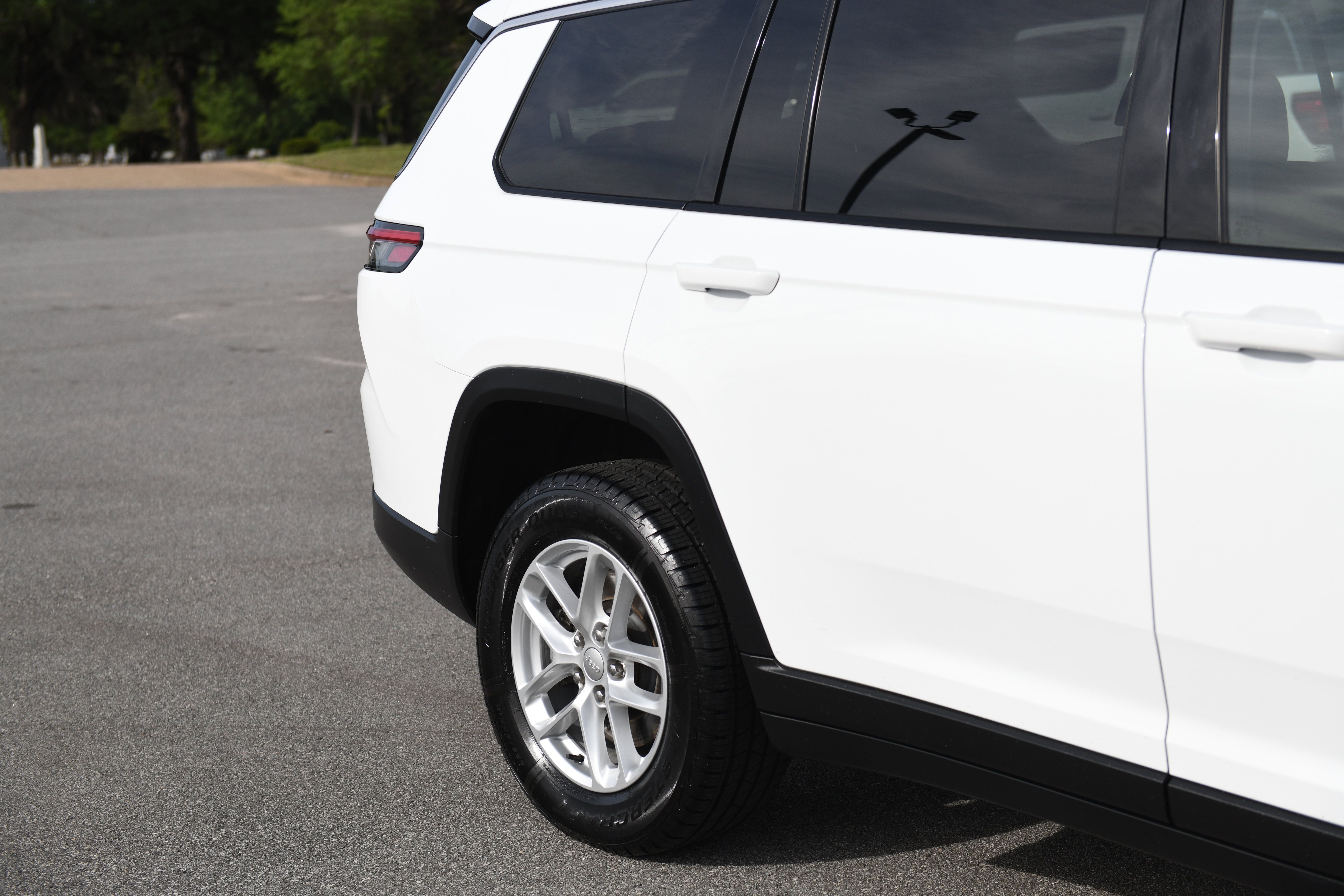 Used 2023 Jeep Grand Cherokee L Laredo RWD image 3