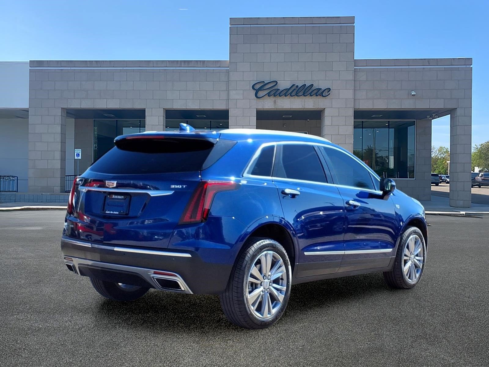 Used 2024 Cadillac XT5 Premium Luxury w/ LPO, Floor Liner Package AWD/4WD image 5