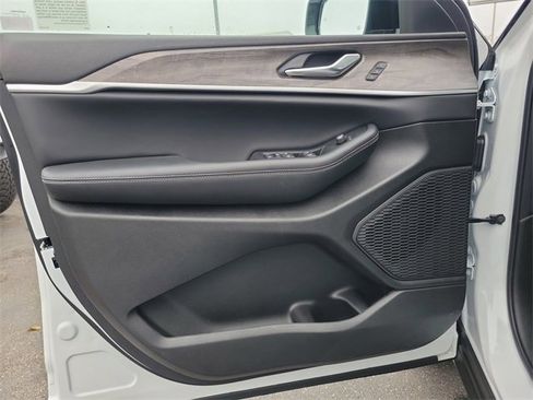 New 2025 Jeep Grand Cherokee L Limited image 19