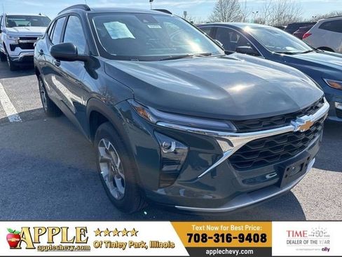 Certified 2025 Chevrolet Trax LT image 1