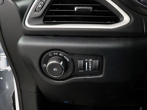 Used 2026 Chrysler Pacifica Select image 18