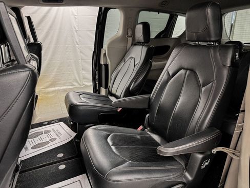 Used 2018 Chrysler Pacifica Touring-L Plus FWD image 8