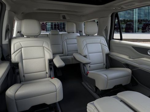 New 2026 Lincoln Navigator Reserve AWD/4WD image 11