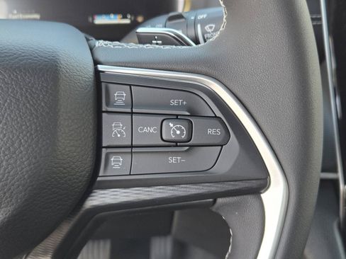 Used 2025 Jeep Grand Cherokee Laredo X RWD image 18