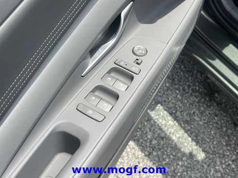 Used 2025 Hyundai Elantra Sport FWD image 18