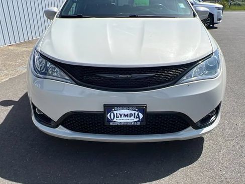 Used 2019 Chrysler Pacifica Touring-L w/ S Appearance Package FWD image 2