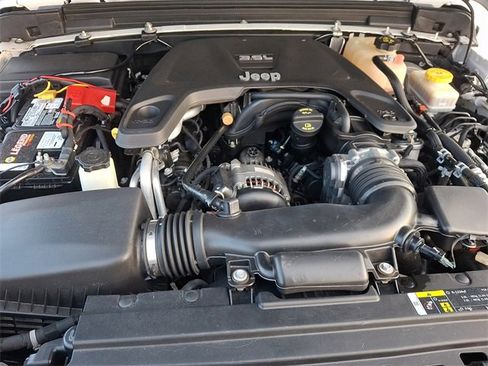 Used 2018 Jeep Wrangler Unlimited Sahara image 28