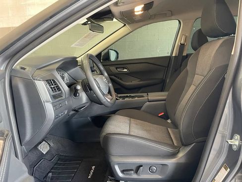 Certified 2025 Nissan Rogue SV FWD image 10