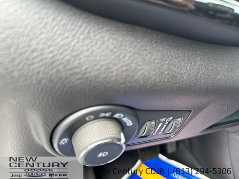 Used 2025 Jeep Compass Trailhawk AWD/4WD image 19