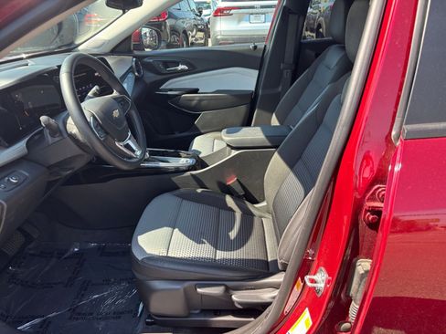 Used 2025 Chevrolet Trax LT w/ LT Convenience Package FWD image 25