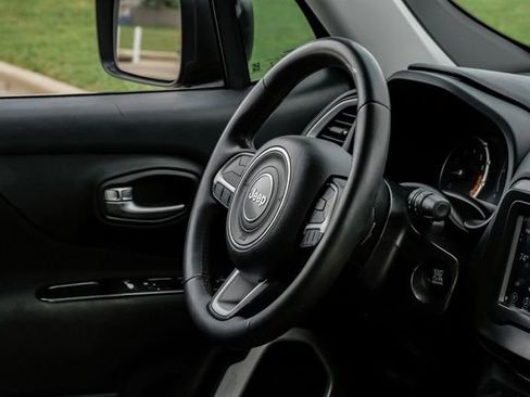 Used 2018 Jeep Renegade Latitude FWD image 17