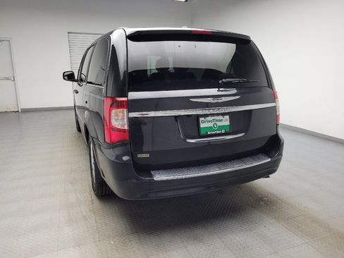 Used 2016 Chrysler Town & Country Touring FWD image 6