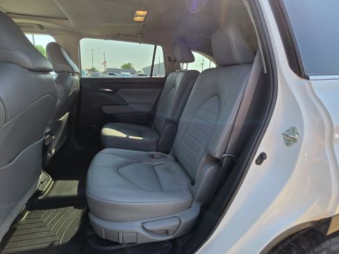 Used 2022 Toyota Highlander XLE AWD/4WD image 18