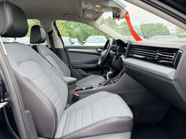 Used 2025 Volkswagen Jetta SE FWD image 10