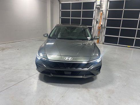 New 2025 Hyundai Elantra Limited FWD image 2