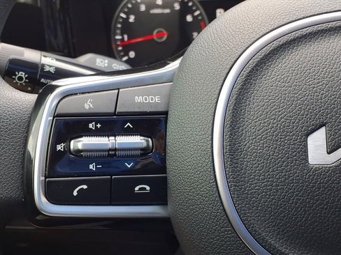 Used 2023 Kia Sorento LX image 31