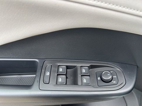 New 2025 Volkswagen Taos SE image 18