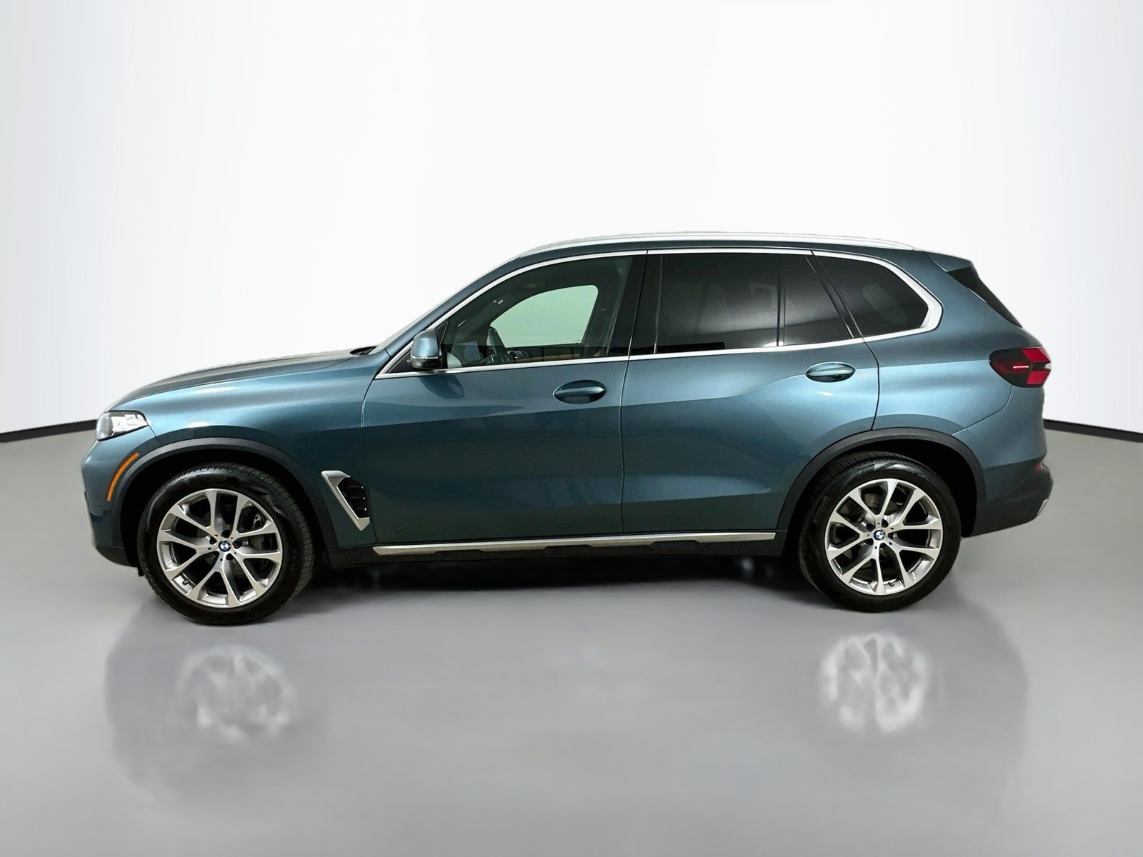 Used 2024 BMW X5 xDrive40i w/ Parking Assistance Package AWD/4WD image 8
