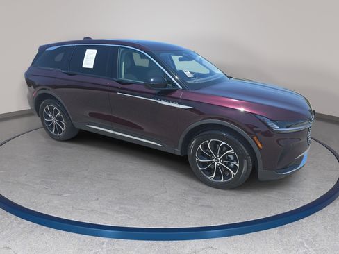 Used 2025 Lincoln Nautilus Premier AWD/4WD image 3