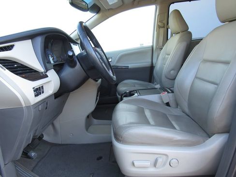 Used 2016 Toyota Sienna XLE w/ XLE Navigation Package FWD image 10
