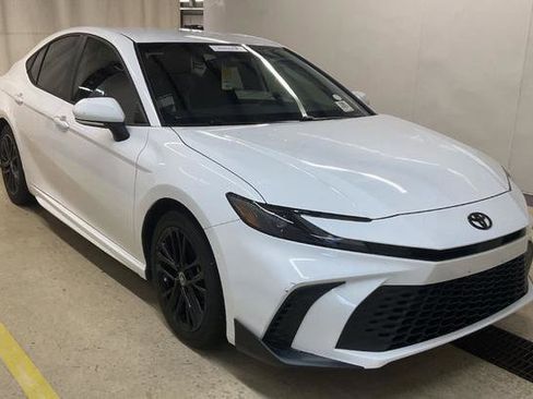 Used 2025 Toyota Camry SE w/ Convenience Package image 4