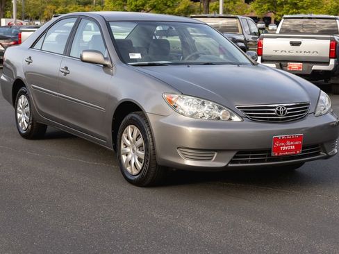 Used 2005 Toyota Camry LE FWD image 3