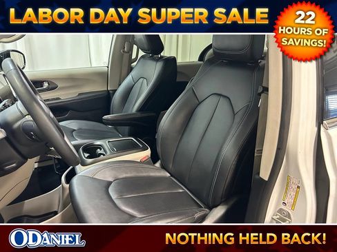 Used 2024 Chrysler Pacifica Touring-L FWD image 8