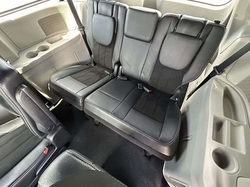 Used 2019 Dodge Grand Caravan SXT image 12