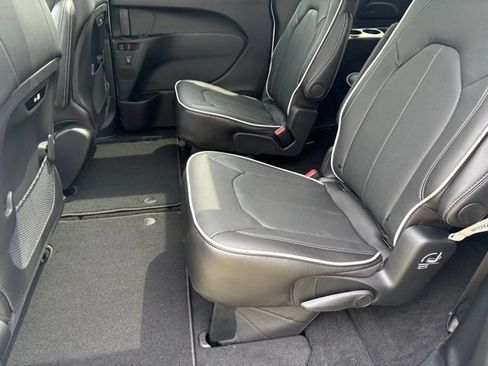 New 2027 Chrysler Pacifica Limited FWD image 14