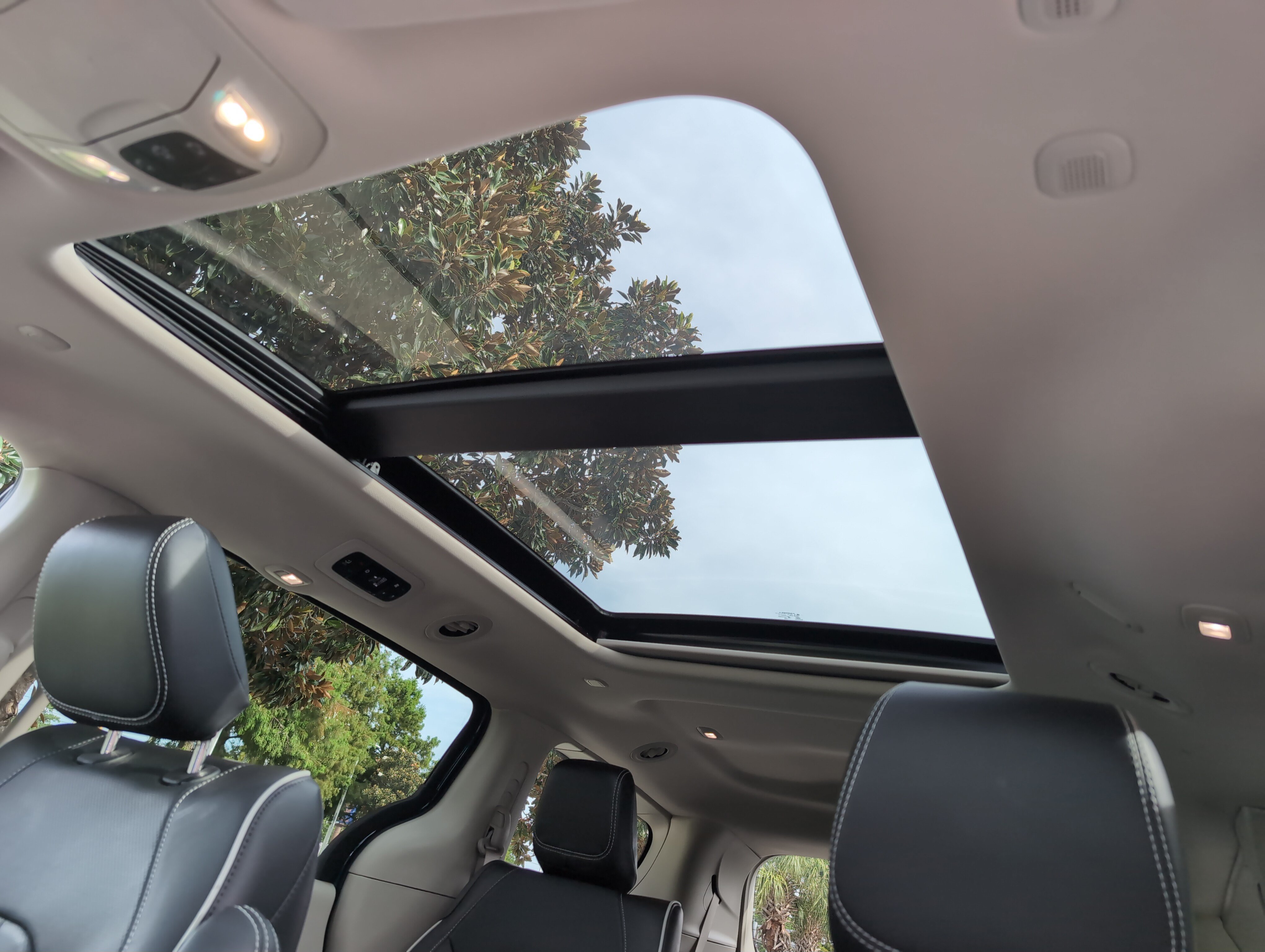 Used 2023 Chrysler Pacifica Limited FWD image 28