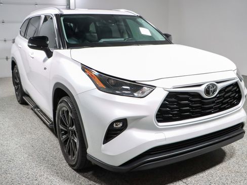Used 2024 Toyota Highlander XLE FWD image 5