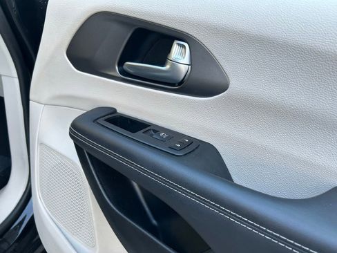 Certified 2023 Chrysler Pacifica Touring-L FWD image 30