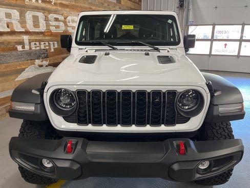 Used 2024 Jeep Wrangler Unlimited Rubicon image 3