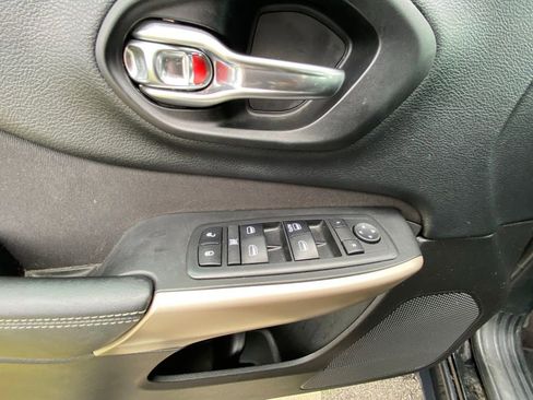 Used 2018 Jeep Cherokee Latitude FWD image 12