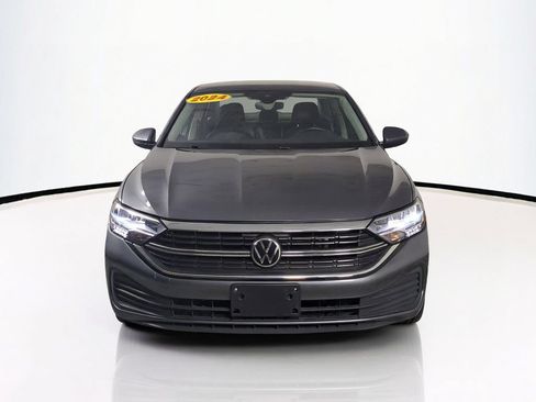 Used 2024 Volkswagen Jetta SE FWD image 3