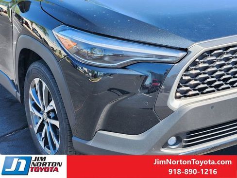 Used 2025 Toyota Corolla Cross XLE image 9