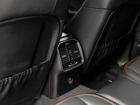 Certified 2022 Porsche Macan AWD/4WD image 35