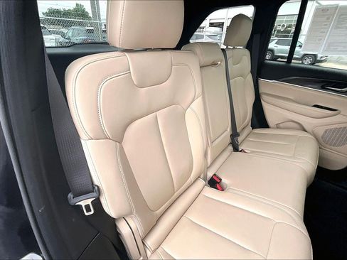 Used 2025 Jeep Grand Cherokee Limited AWD/4WD image 25