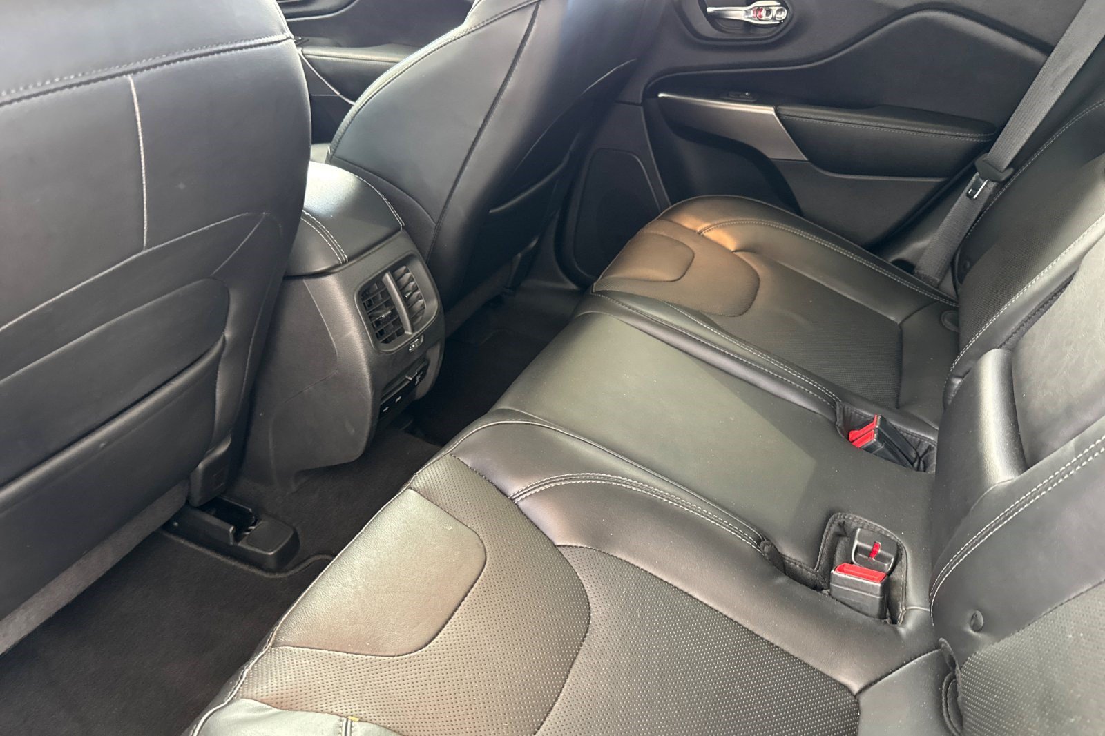 Used 2019 Jeep Cherokee Limited FWD image 15