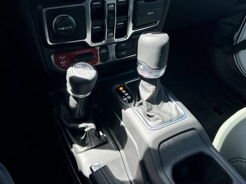 Used 2024 Jeep Gladiator Mojave AWD/4WD image 18