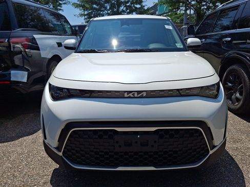 Used 2024 Kia Soul LX w/ Option Group 015 FWD image 2