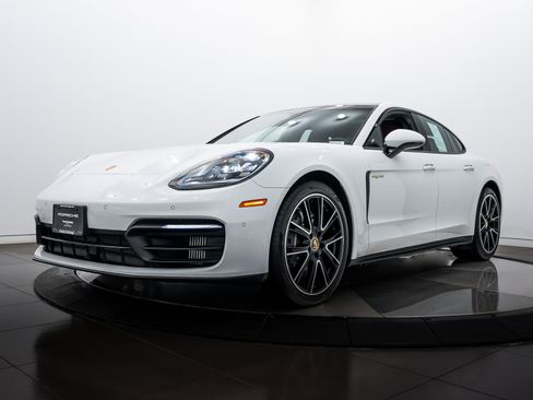 Certified 2022 Porsche Panamera 4 image 1