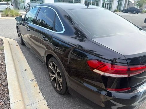 Certified 2022 Volkswagen Passat 2.0T SE FWD image 11