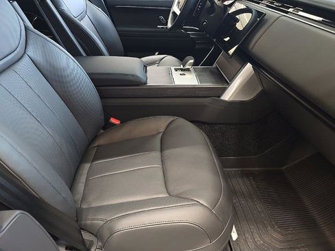 Used 2025 Land Rover Range Rover SE image 7
