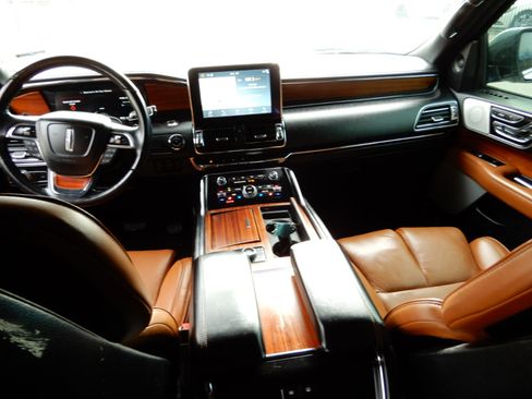 Used 2019 Lincoln Navigator Reserve image 18