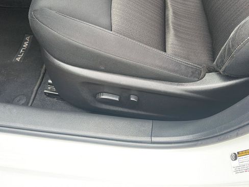 Used 2025 Nissan Altima 2.5 SV FWD image 14