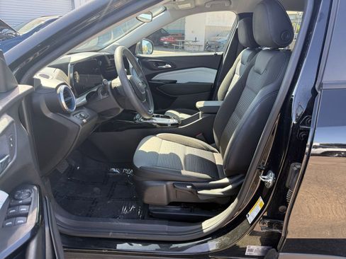 Used 2025 Chevrolet Trax LT FWD image 28
