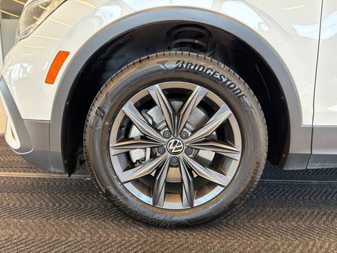 Used 2022 Volkswagen Tiguan SE AWD/4WD image 12