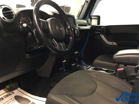 Used 2018 Jeep Wrangler Unlimited Sahara w/ Dual Top Group AWD/4WD image 25