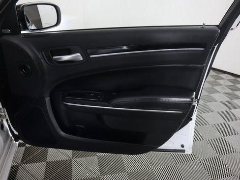 Used 2018 Chrysler 300 S image 23